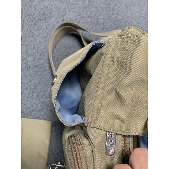 Baggallini Crossbody Bag Handbag Zippers Pockets Adjustable Attached Wristlet - Picture 9 of 16